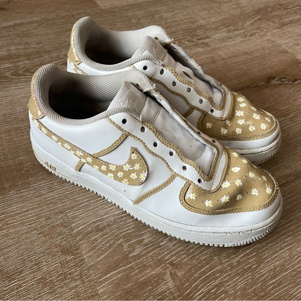 Floral soft girl Custom Nike big girls White and Khaki Daisy Air Force 1 size 6Y
